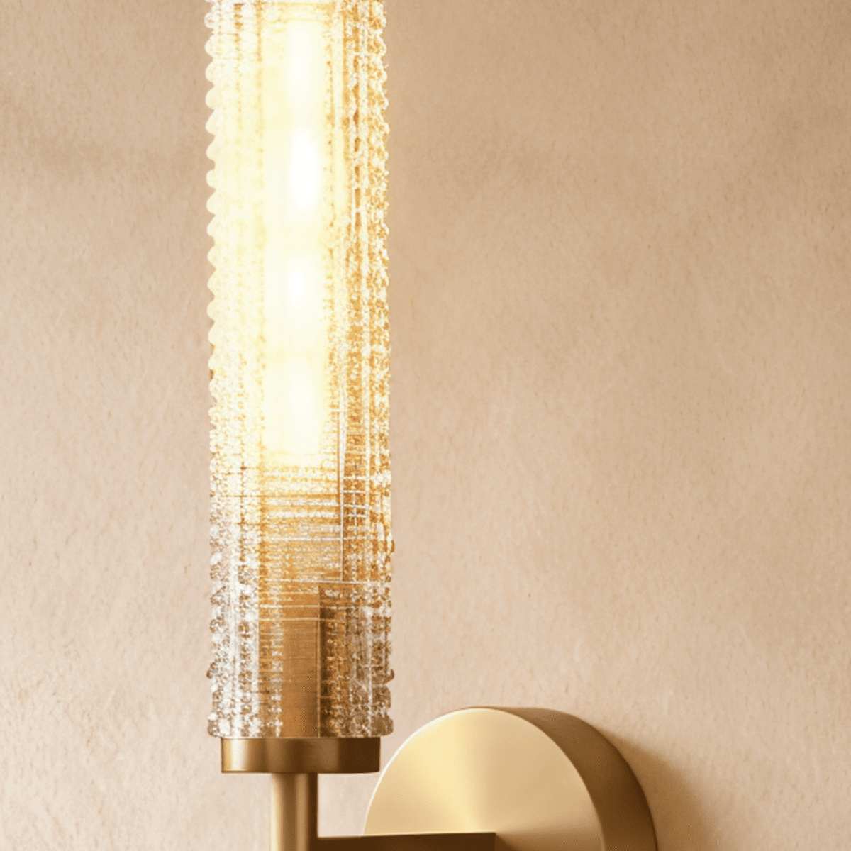 AuraLume gestructureerde cilindrische glazen kap wandlamp in messing of ijzer