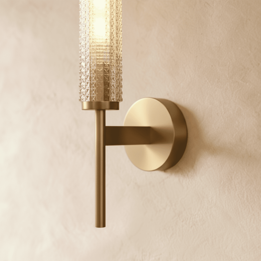 AuraLume gestructureerde cilindrische glazen kap wandlamp in messing of ijzer