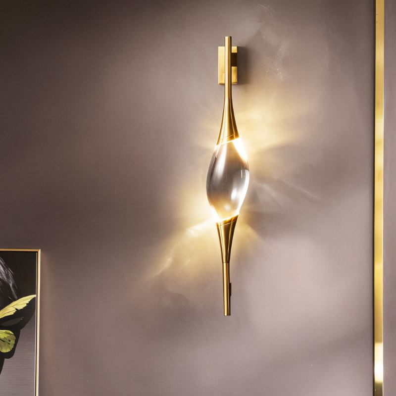Nástěnná lampa Lumencrest v kartáčovaném zlatě s krystalovým kapkovým závěsem a integrovanými LED