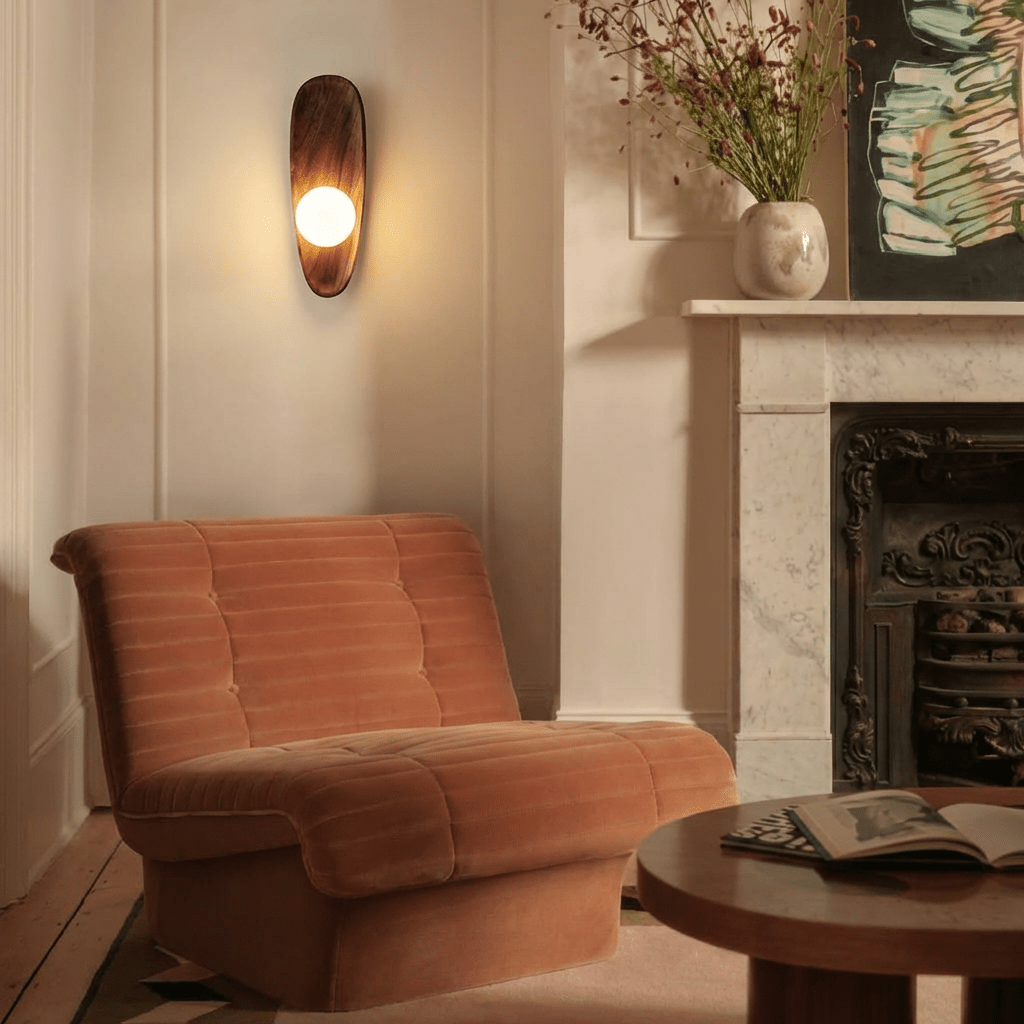 Nástěnná lampa Calm Glow pro ambientní místnosti s dřevěným akcentem  