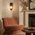 Nástěnná lampa Calm Glow pro ambientní místnosti s dřevěným akcentem  