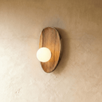 Nástěnná lampa Calm Glow pro ambientní místnosti s dřevěným akcentem  