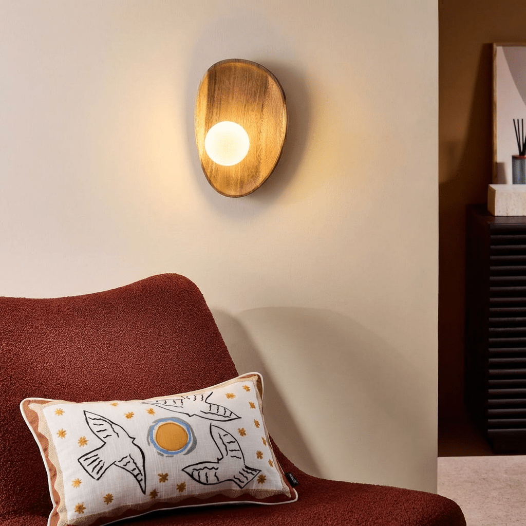 Nástěnná lampa Calm Glow pro ambientní místnosti s dřevěným akcentem  