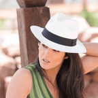 Sombrero Panamá TierraLuz hecho a mano en Ecuador para el estilo de verano | Fioriscas