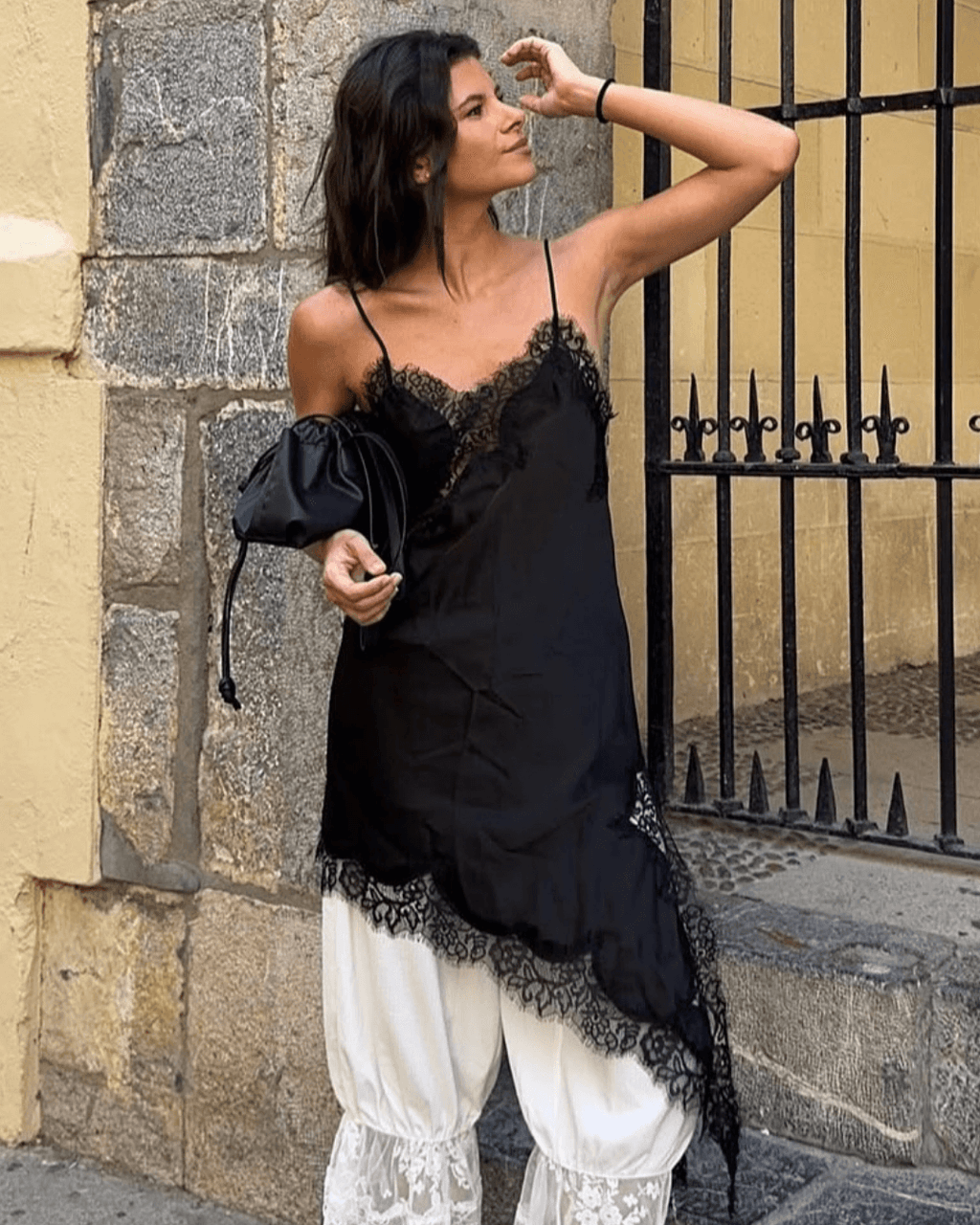 Vestido de cocktail assimétrico, adornado com cetim e renda, para noites elegantes | Fioriscas
