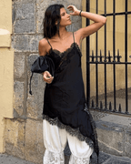 Vestido de cocktail assimétrico, adornado com cetim e renda, para noites elegantes | Fioriscas