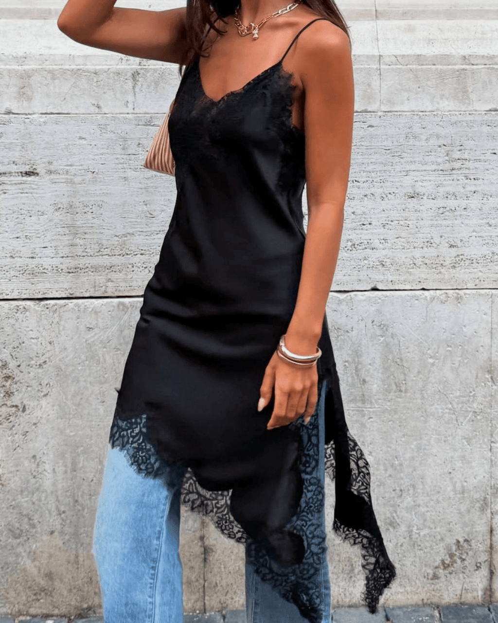 Vestido de cocktail assimétrico, adornado com cetim e renda, para noites elegantes | Fioriscas