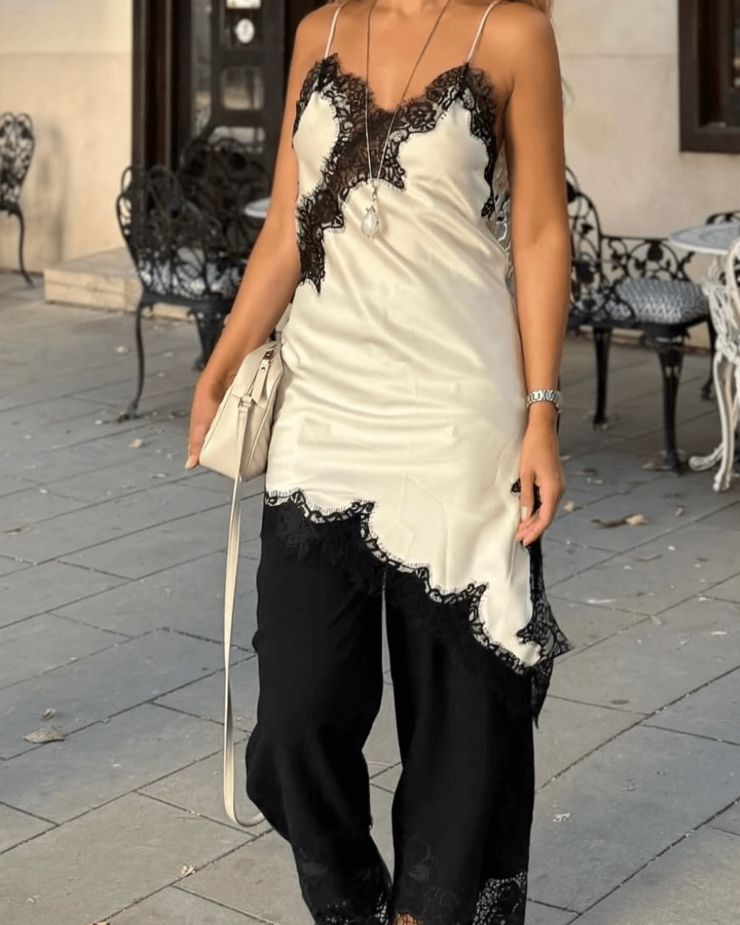 Vestido de cocktail assimétrico, adornado com cetim e renda, para noites elegantes | Fioriscas
