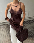 Vestido de cocktail assimétrico, adornado com cetim e renda, para noites elegantes | Fioriscas