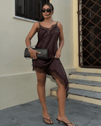 Vestido de cocktail assimétrico, adornado com cetim e renda, para noites elegantes | Fioriscas