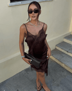 Vestido de cocktail assimétrico, adornado com cetim e renda, para noites elegantes | Fioriscas