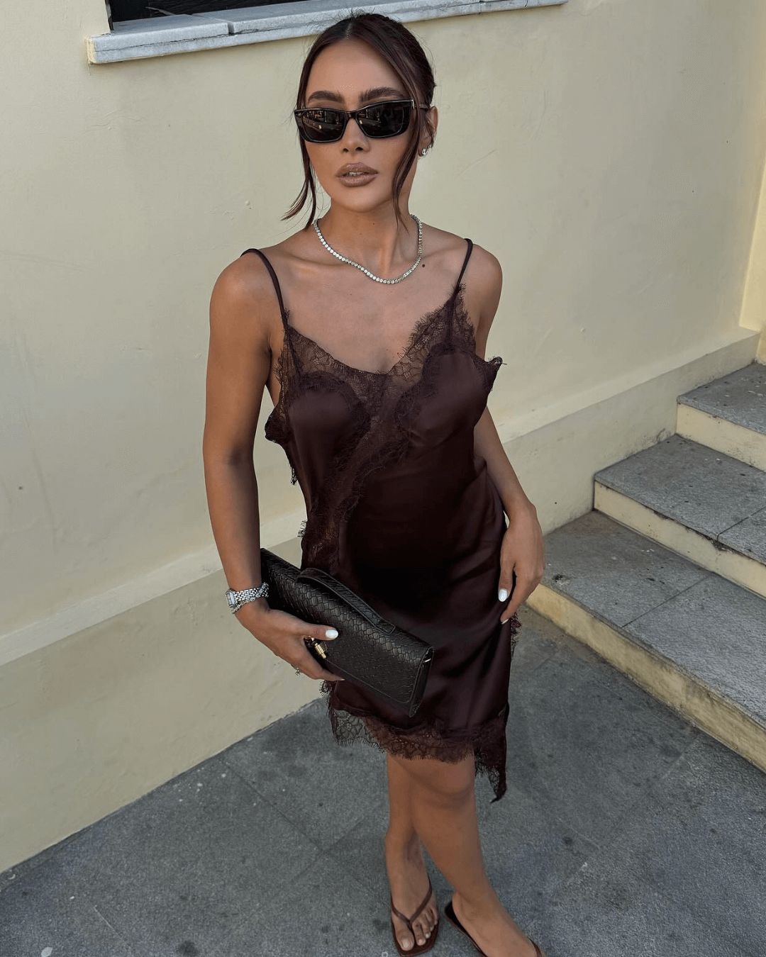 Vestido de cocktail assimétrico, adornado com cetim e renda, para noites elegantes | Fioriscas