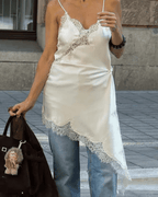 Vestido de cocktail assimétrico, adornado com cetim e renda, para noites elegantes | Fioriscas