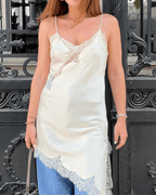 Vestido de cocktail assimétrico, adornado com cetim e renda, para noites elegantes | Fioriscas