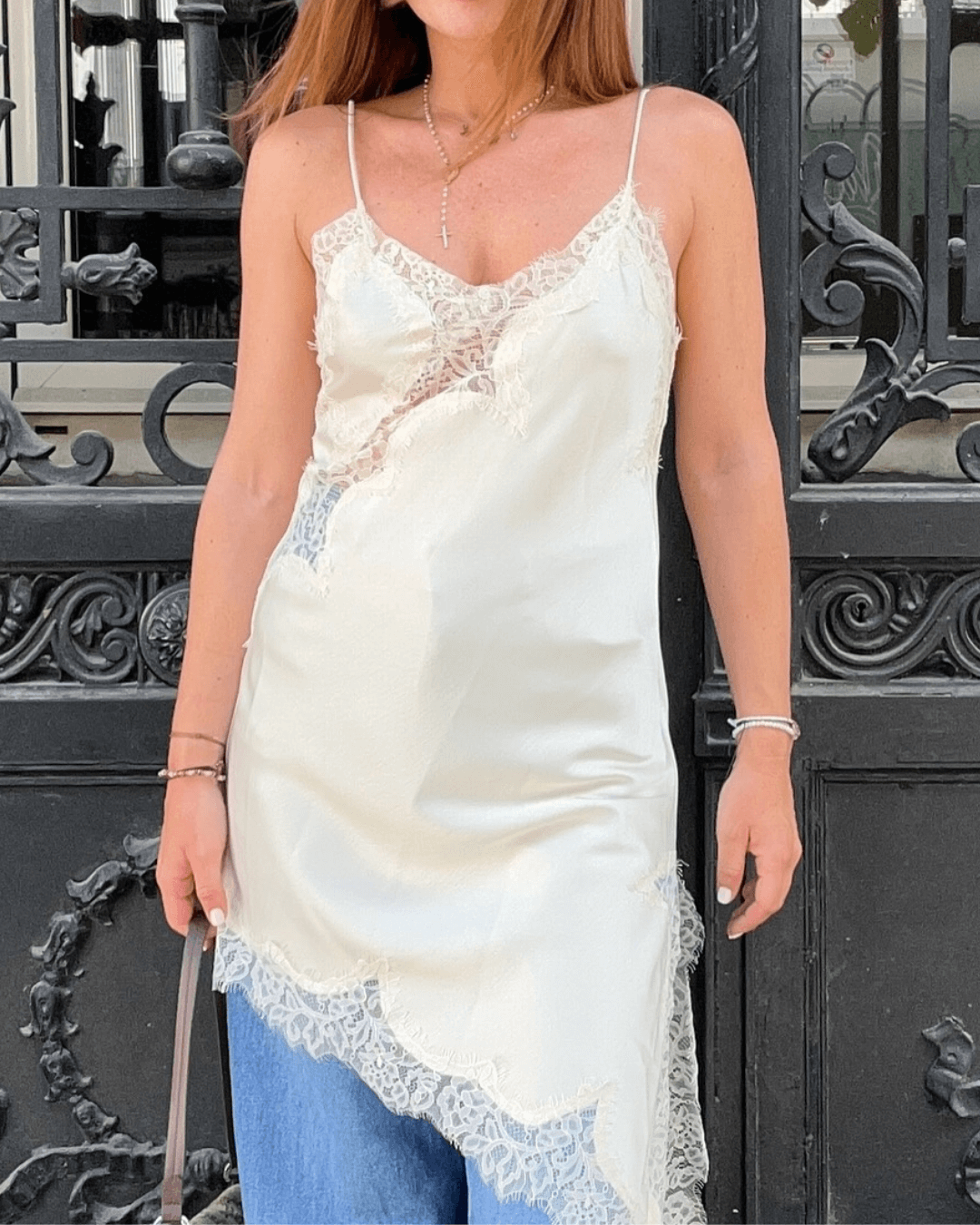 Vestido de cocktail assimétrico, adornado com cetim e renda, para noites elegantes | Fioriscas