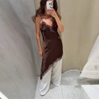 Vestido de cocktail assimétrico, adornado com cetim e renda, para noites elegantes | Fioriscas