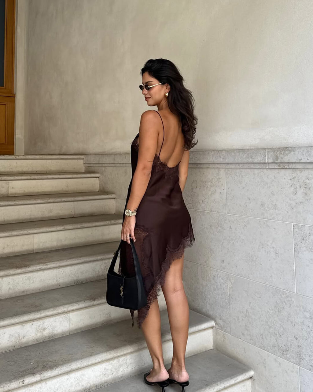 Vestido de cocktail assimétrico, adornado com cetim e renda, para noites elegantes | Fioriscas
