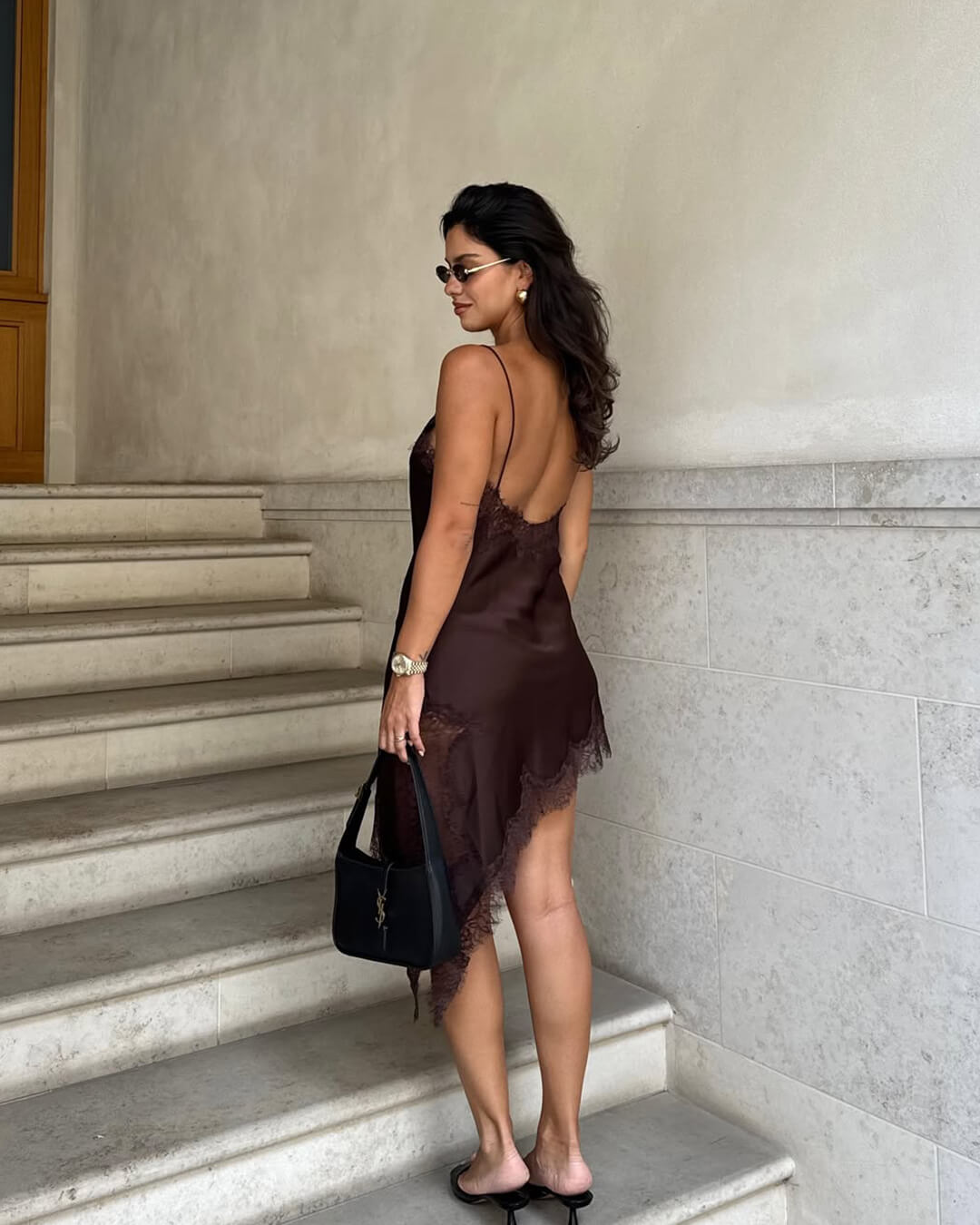 Vestido de cocktail assimétrico, adornado com cetim e renda, para noites elegantes | Fioriscas