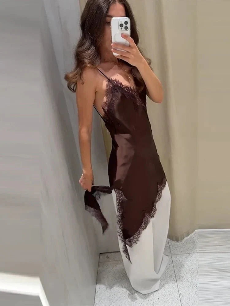 Vestido de cocktail assimétrico, adornado com cetim e renda, para noites elegantes | Fioriscas