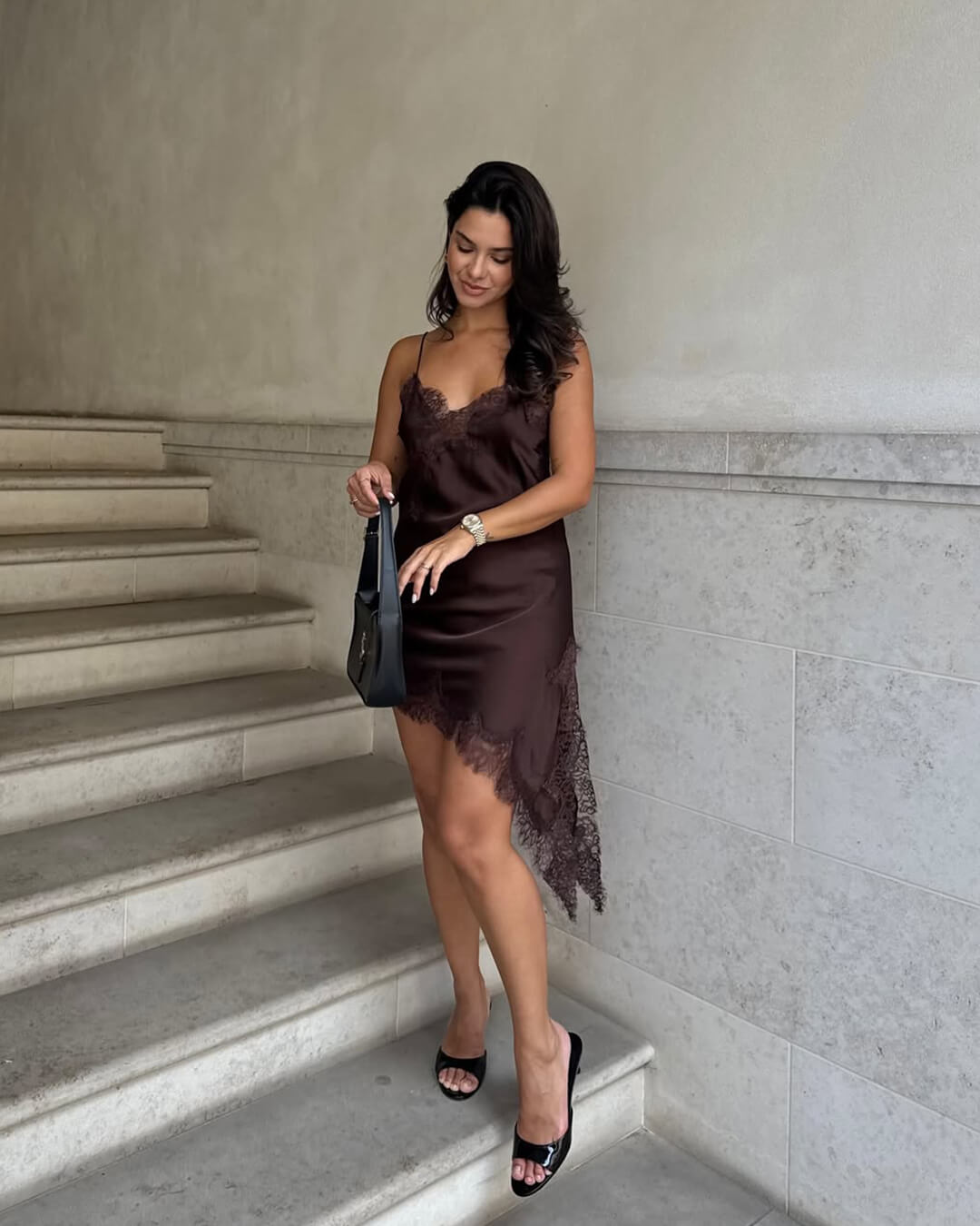 Vestido de cocktail assimétrico, adornado com cetim e renda, para noites elegantes | Fioriscas