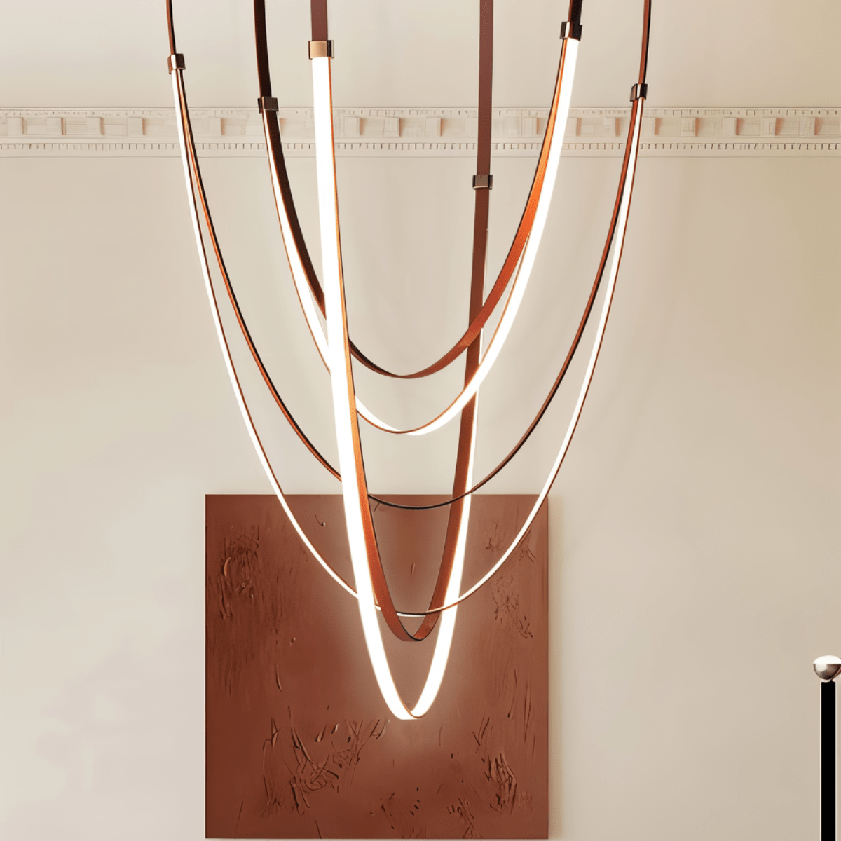 Żyrandol EmberWeave z warstwowym paskiem skórzanym w ciepłych tonach, nowoczesny design