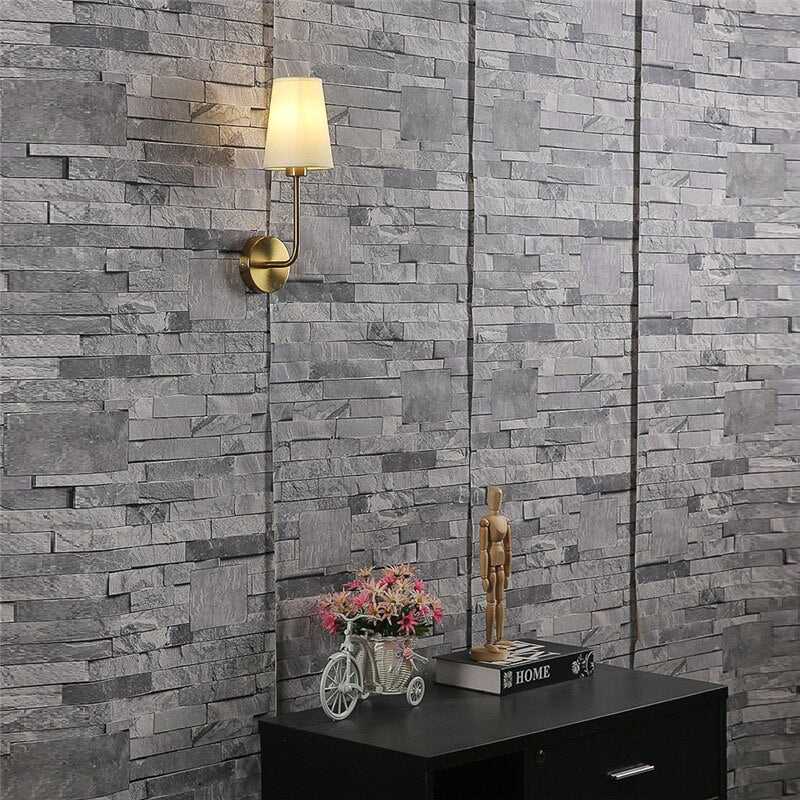 Nástěnná lampa Aurora z mosazi s krémově bílým bavlněným stínidlem