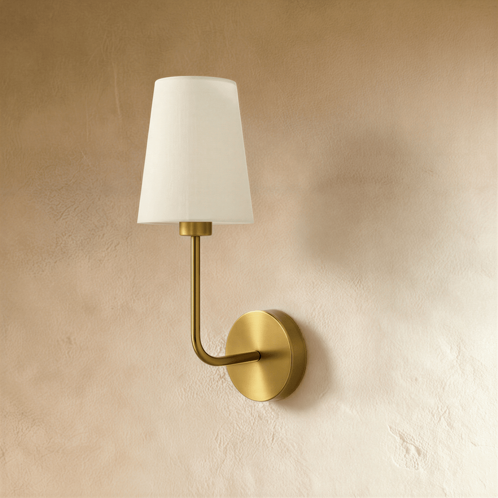 Nástěnná lampa Aurora z mosazi s krémově bílým bavlněným stínidlem