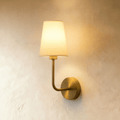 Nástěnná lampa Aurora z mosazi s krémově bílým bavlněným stínidlem