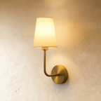 Nástěnná lampa Aurora z mosazi s krémově bílým bavlněným stínidlem