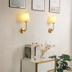 Nástěnná lampa Aurora z mosazi s krémově bílým bavlněným stínidlem