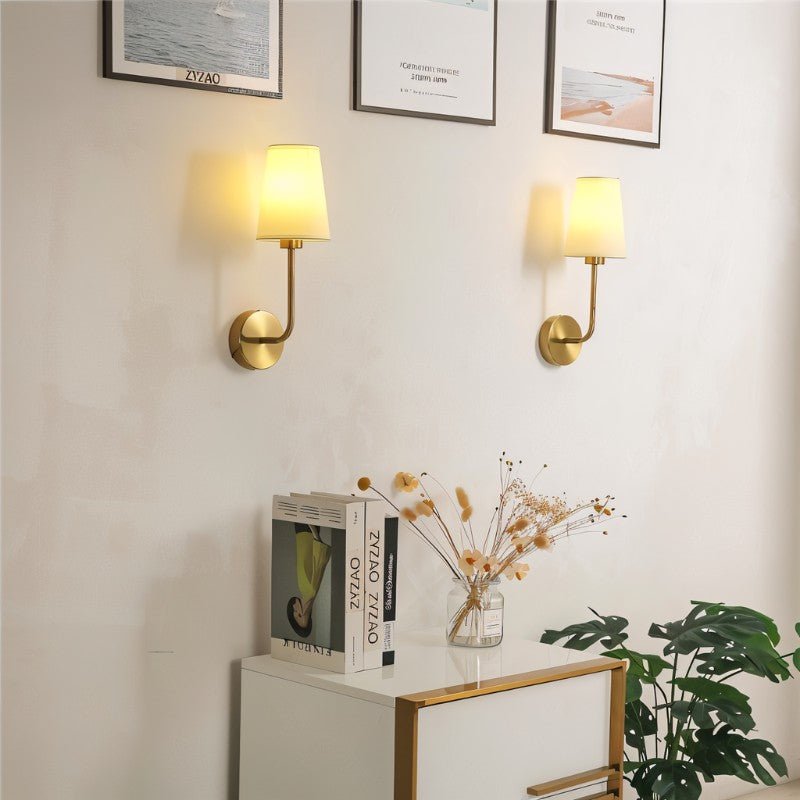 Nástěnná lampa Aurora z mosazi s krémově bílým bavlněným stínidlem