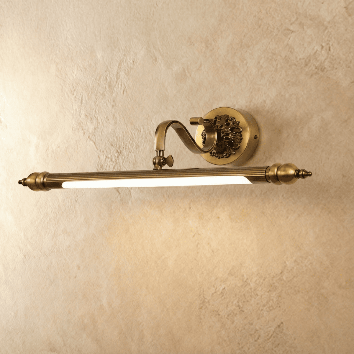 Retro lampa ścienna Copperlume z ozdobną podstawą i żłobionymi detalami