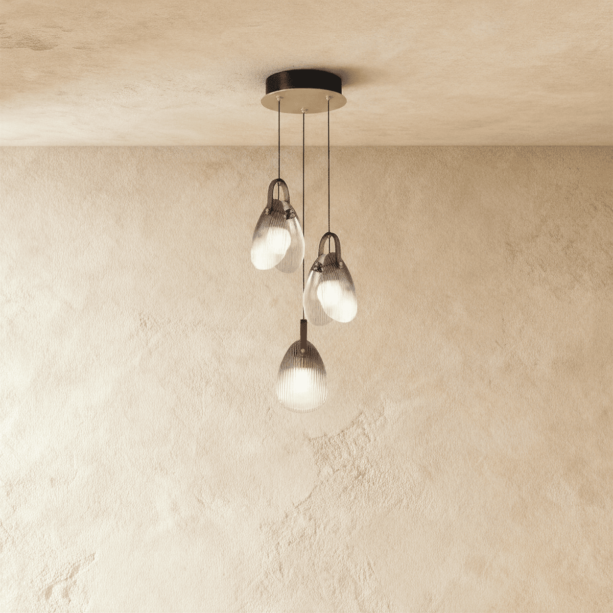 Nowoczesna lampa wisząca z żłobionego szkła w kształcie kropli z rzeźbiarskim trójpakiem