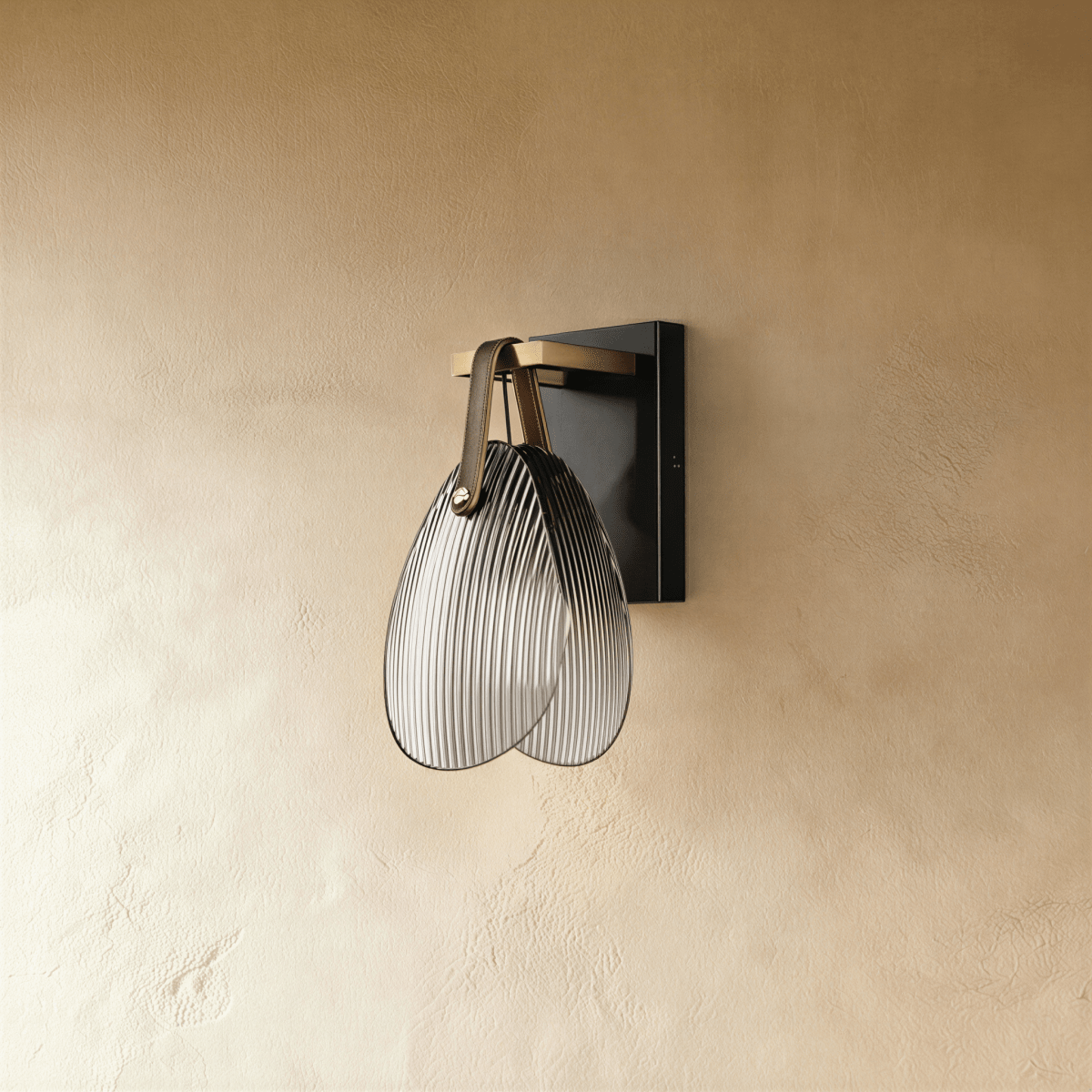 Atlas skulptural räfflad glasvägglampa med järnram och läderrem