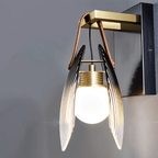 Atlas skulptural räfflad glasvägglampa med järnram och läderrem