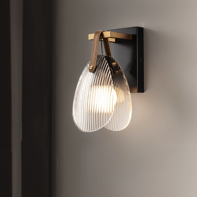 Atlas skulptural räfflad glasvägglampa med järnram och läderrem