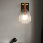 Atlas skulptural räfflad glasvägglampa med järnram och läderrem