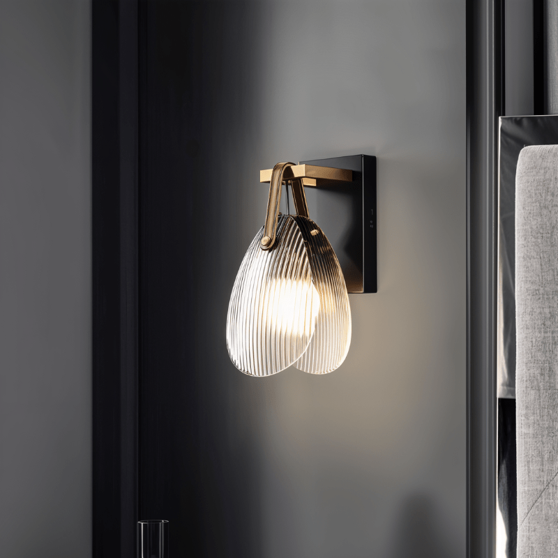 Atlas skulptural räfflad glasvägglampa med järnram och läderrem