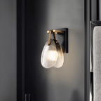 Atlas skulptural räfflad glasvägglampa med järnram och läderrem