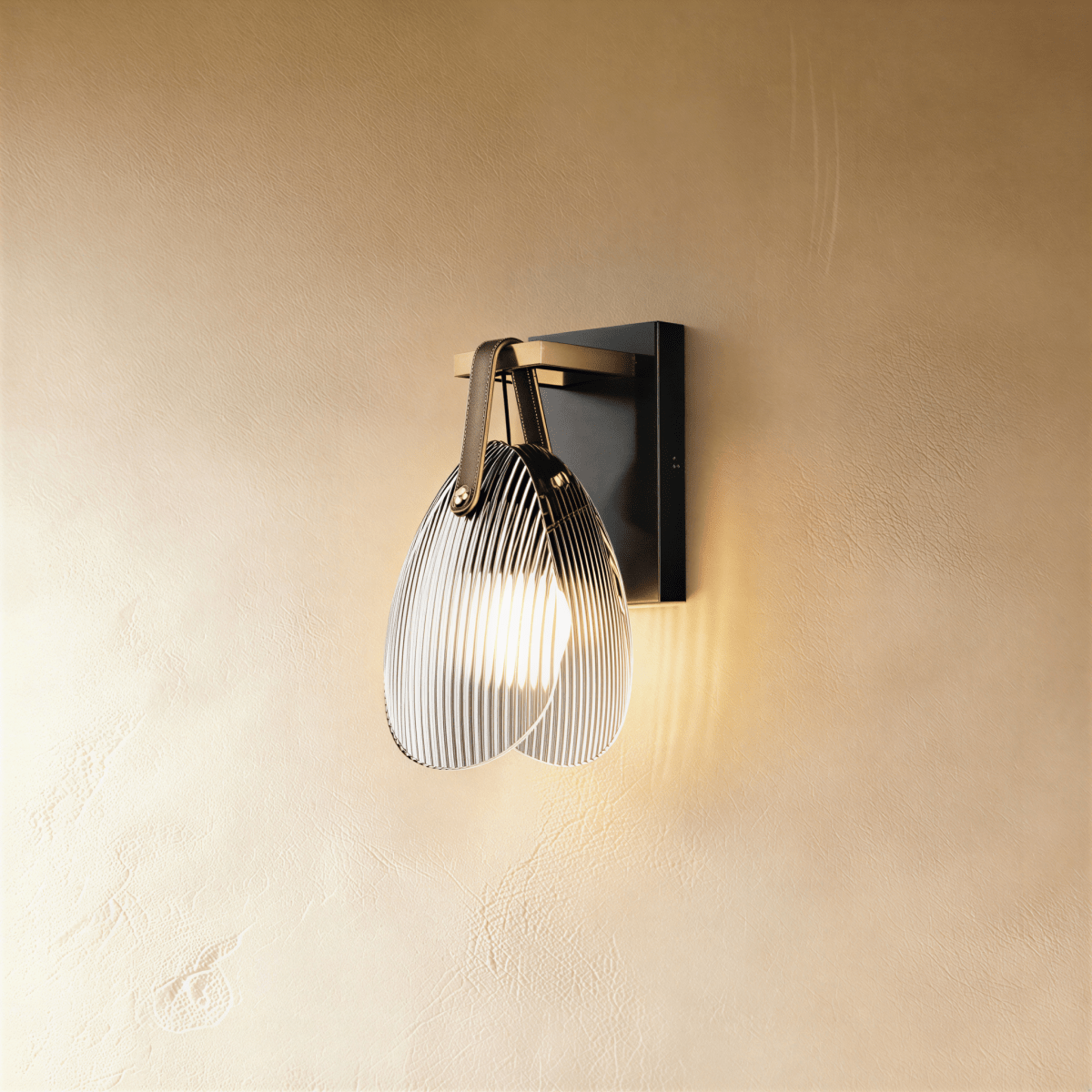 Atlas skulptural räfflad glasvägglampa med järnram och läderrem