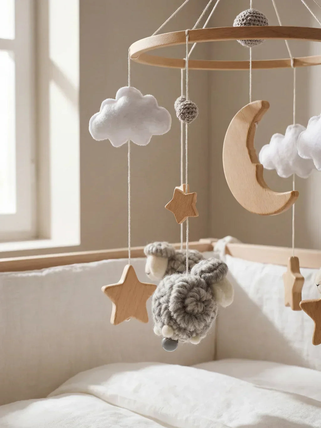 Mobile in legno per lettino con pecorelle, per giochi sensoriali e sonno