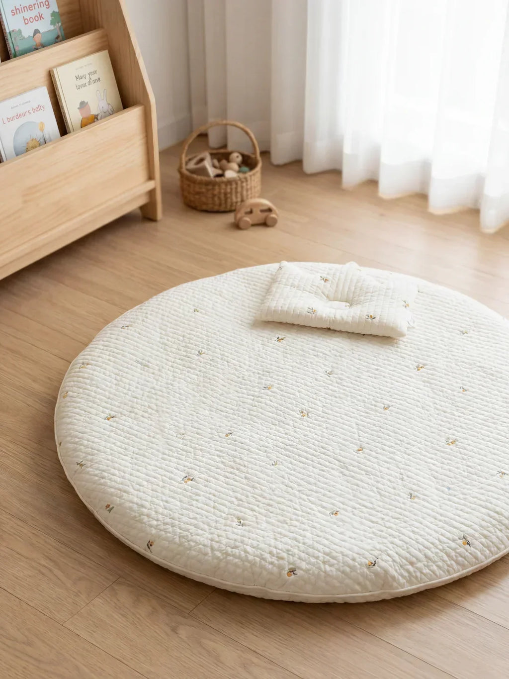 Prošívaná bavlněná hrací podložka pro první dobrodružství miminka na podlaze | Fioriscas