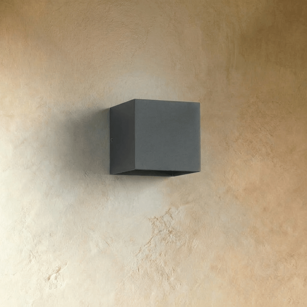 Minimalistická nástěnná lampa LumaArc s jemným světlem nahoru a dolů  