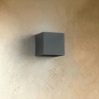 Minimalistická nástěnná lampa LumaArc s jemným světlem nahoru a dolů  