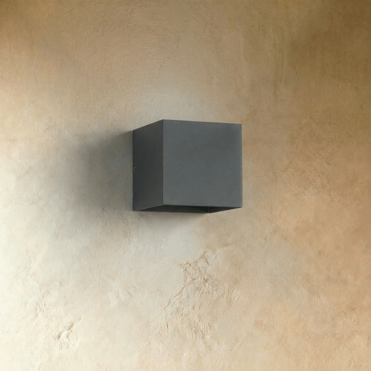 Minimalistická nástěnná lampa LumaArc s jemným světlem nahoru a dolů  