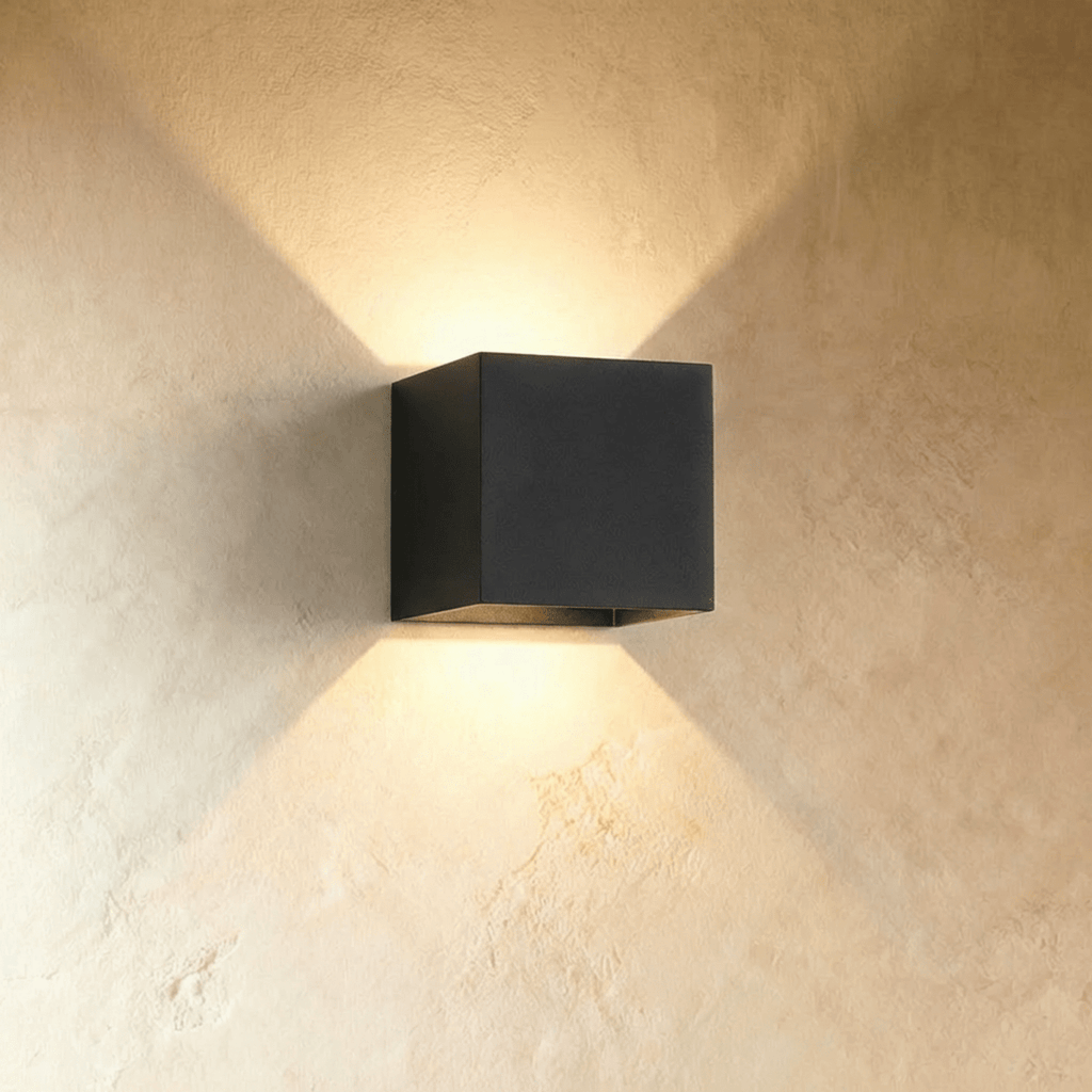 Minimalistická nástěnná lampa LumaArc s jemným světlem nahoru a dolů  