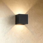 Minimalistická nástěnná lampa LumaArc s jemným světlem nahoru a dolů  