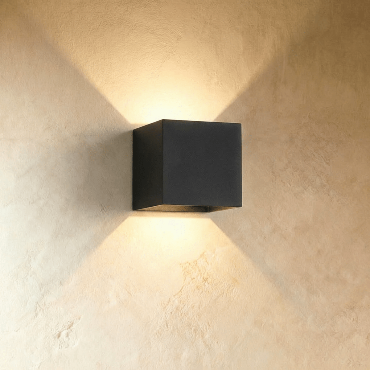 Minimalistická nástěnná lampa LumaArc s jemným světlem nahoru a dolů  