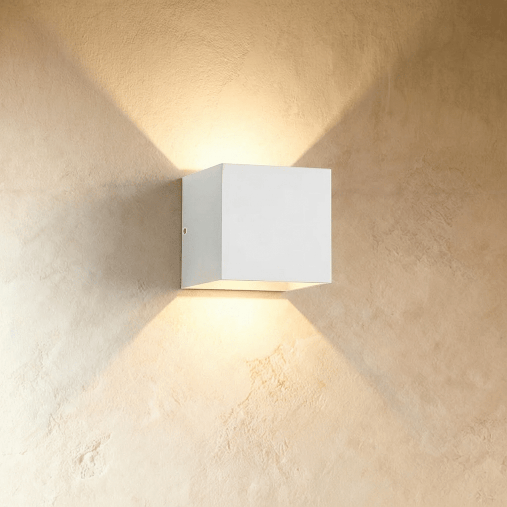 Minimalistická nástěnná lampa LumaArc s jemným světlem nahoru a dolů  