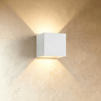 Minimalistická nástěnná lampa LumaArc s jemným světlem nahoru a dolů  